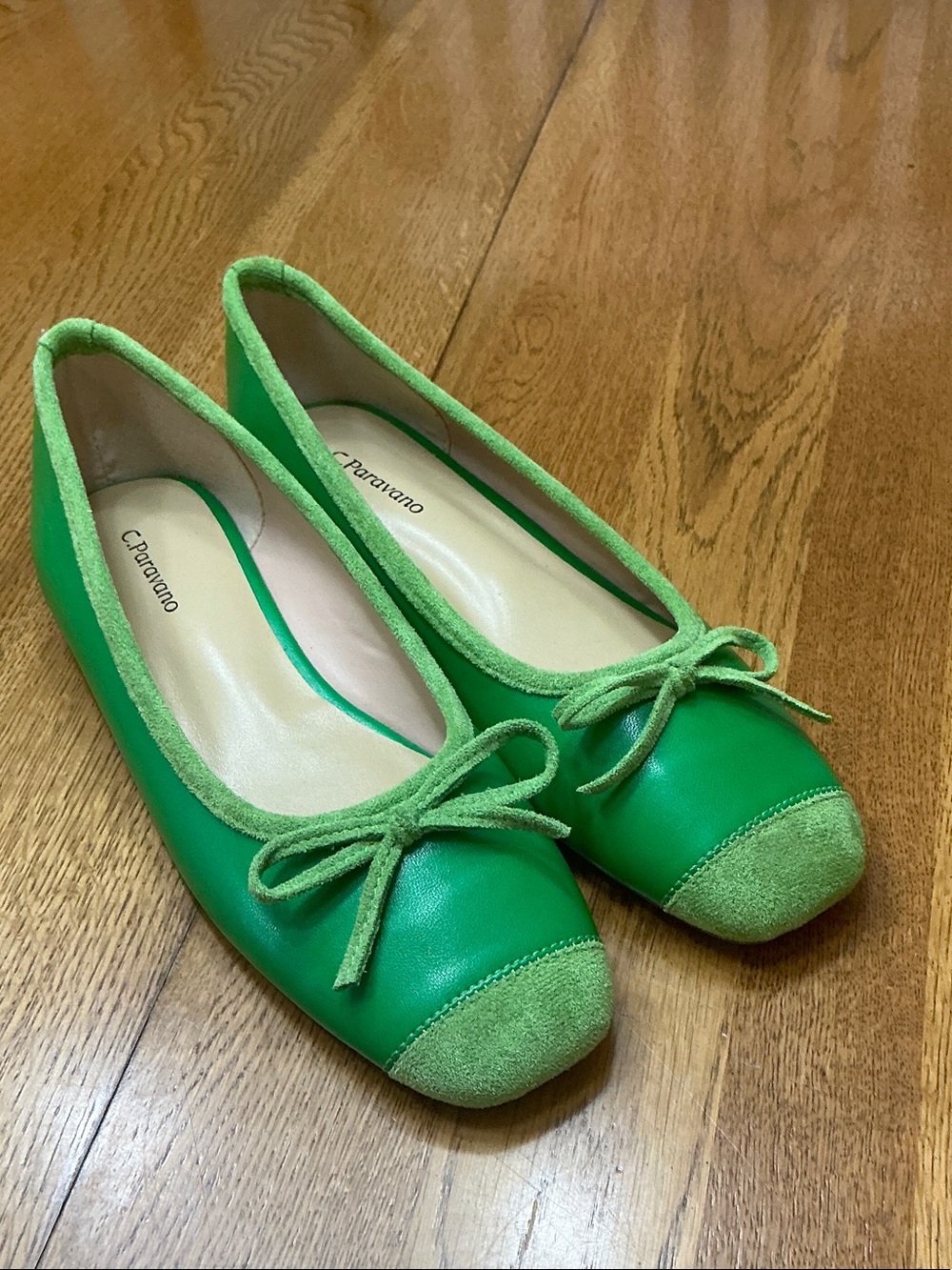 Woman’s C.Paravano green cap-toe ballet flat. Size 38. Bow. Leather. Like new!